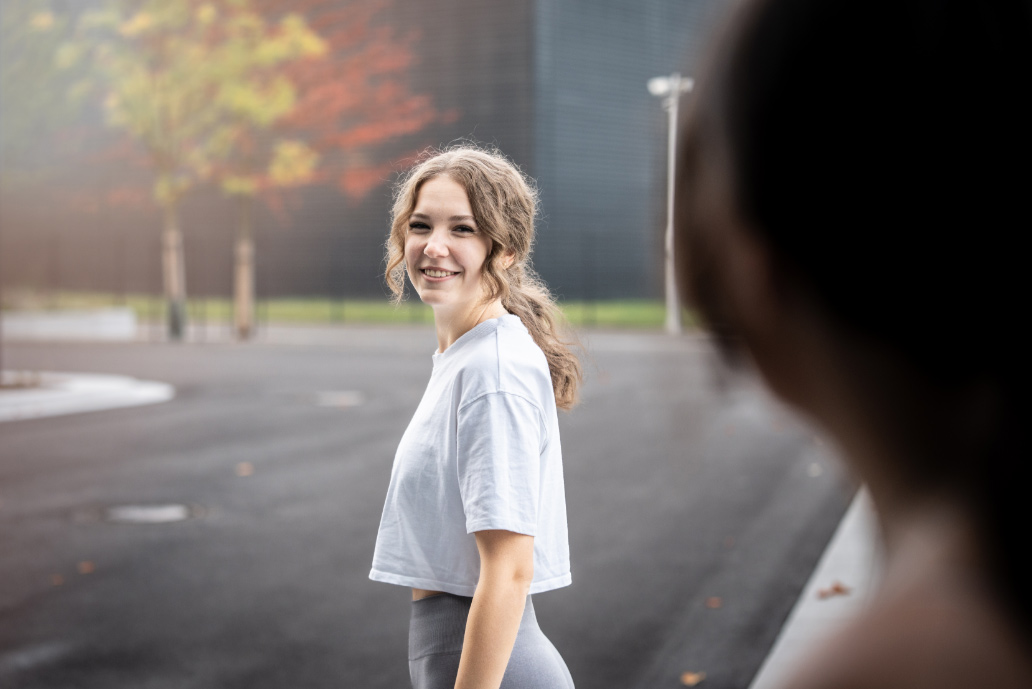 „Ich mache gerade meine Ausbildung zur Immobilienkauffrau bei der AIS. Das Schöne ist, dass jederzeit ein sportlicher Teamgeist herrscht. Wir packen Projekte gemeinsam an und treffen uns auch zu vielen Freizeitaktivitäten mit den Kolleginnen und Kollegen nach der Arbeit.“